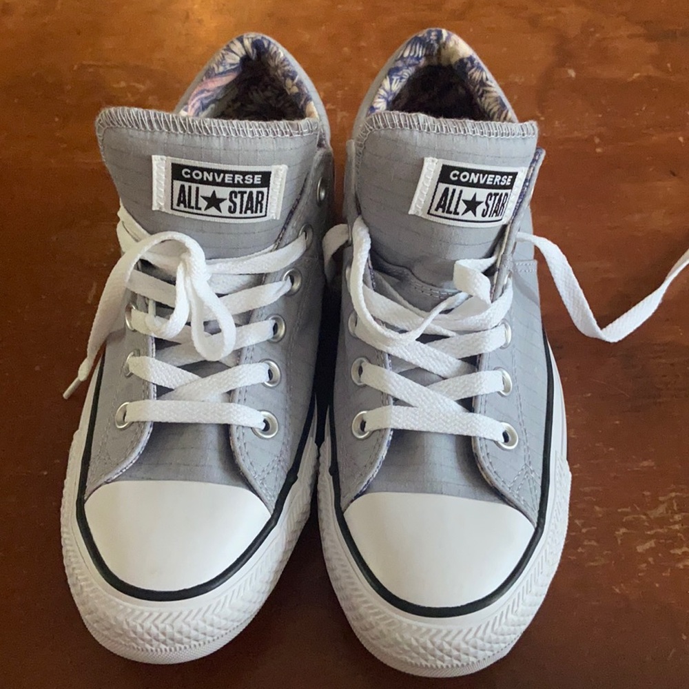 cute never worn converse! Perfect for summer